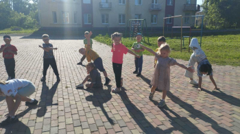Свежий воздух, движение и взаимодействие с детьми в детском саду