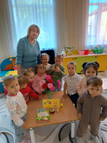 Малыши познакомились с медовым спасом